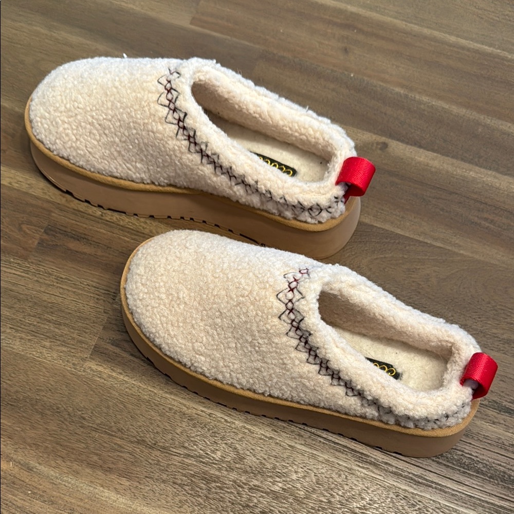 CCOCCI Cream and Red Suede Slippers with Minimalist Design